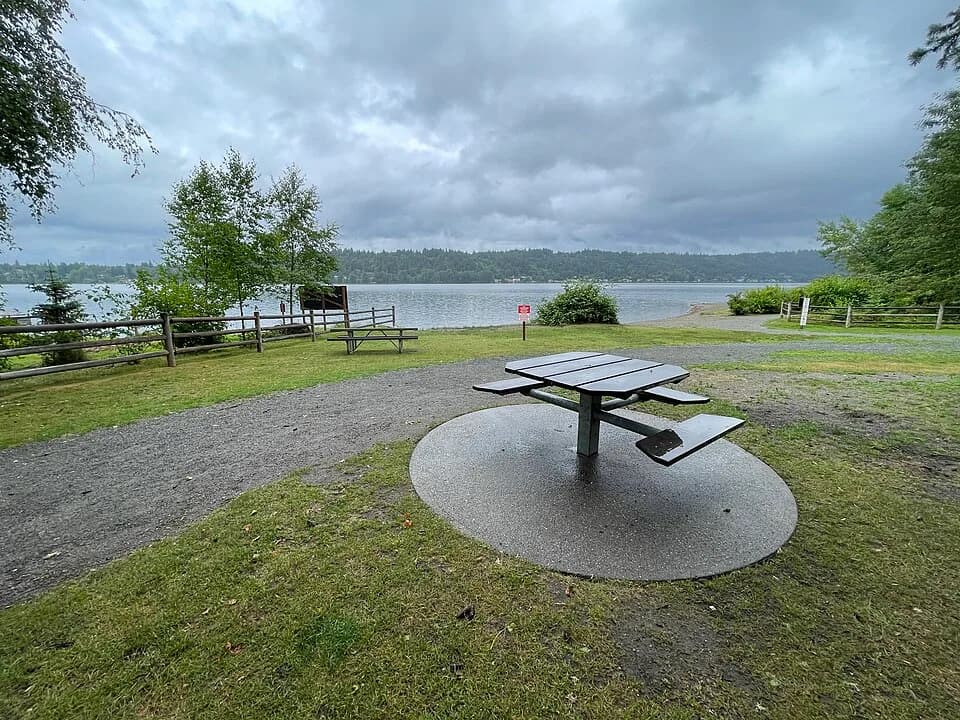 Picnic area and Lake Sammamish waterfront at Idylwood Beach Park